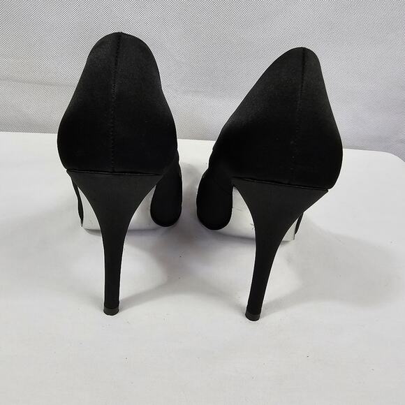 Chic Black Heels with Sleek Design - Picture 10 of 11